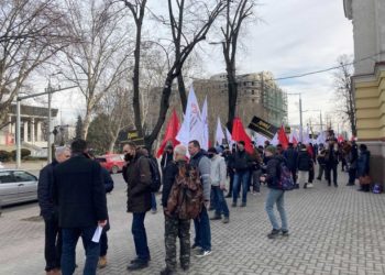 У Молдові мітингувальники проти підвищення цін на газ висипали перед парламентом купу гною (відео)
