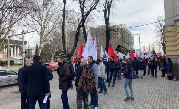У Молдові мітингувальники проти підвищення цін на газ висипали перед парламентом купу гною (відео)