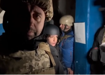 Народні депутати України та іноземні журналісти потрапили під обстріл на Донбасі (відео)