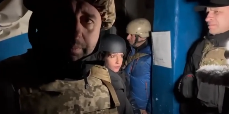 Народні депутати України та іноземні журналісти потрапили під обстріл на Донбасі (відео)