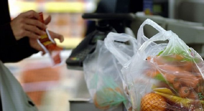 Пакети “маєчки” зникнуть з магазинів з листопада 2022 року