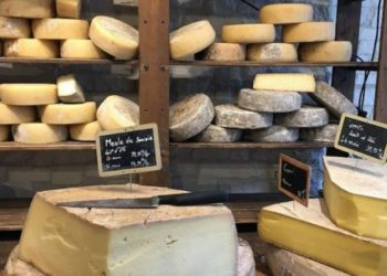 В окупованій РФ Алушті спалили десятки кілограмів сирів та ковбас із Європи