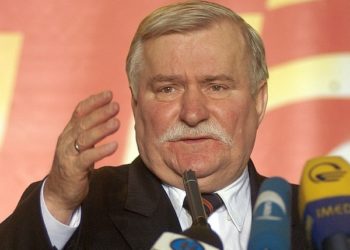 Валенса закликав негайно атакувати Москву в разі нападу Путіна на Київ