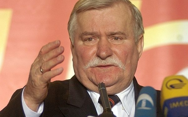 Валенса закликав негайно атакувати Москву в разі нападу Путіна на Київ