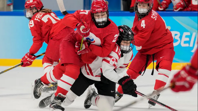 На Олімпіаді в Пекіні хокеїстки грали у масках, бо перед матчем з канадійками у росіянок не виявилося тестів на ковід
