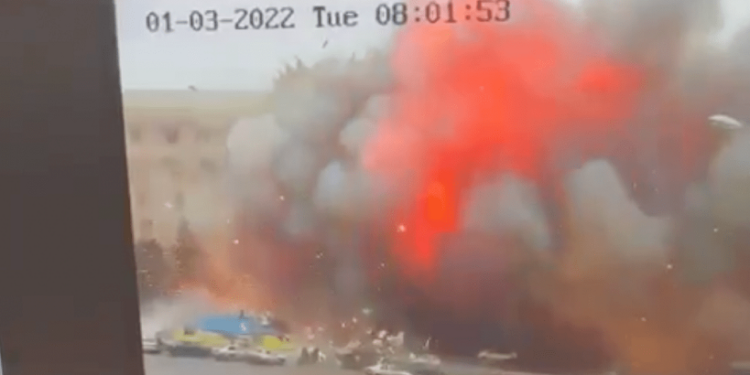 Ракетний удар РФ по площі Свободи у Харкові знищив консульство Словенії (відео)