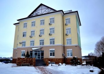 Російський снаряд влучив у пологовий будинок під Києвом