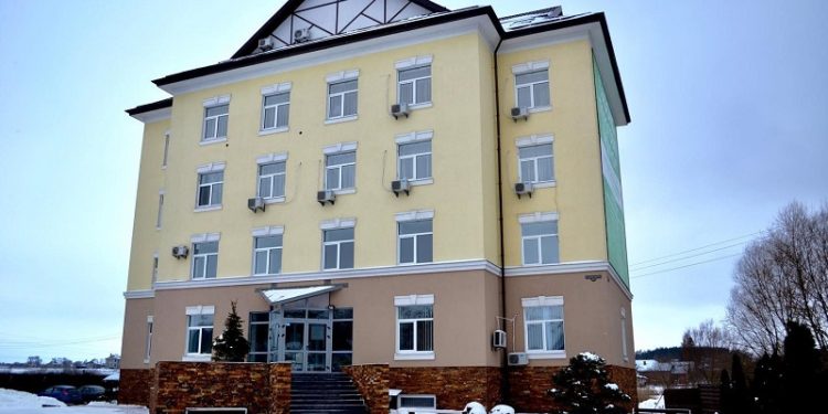 Російський снаряд влучив у пологовий будинок під Києвом