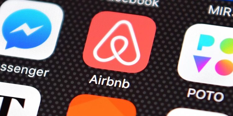 Іноземці забронювали Airbnb квартири на 15 мільйонів доларів, щоб допомогти українцям