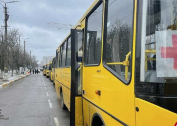 Окупанти з міномета обстріляли евакуаційну колону з Гостомеля, є жертви