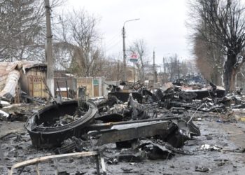 Від початку окупації Бучі біля церкви поховали 67 людей (відео)