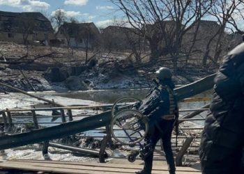 Понад тисячу людей, включно із 100 дітей, врятували з-під Романівського мосту на Київщині (відео)