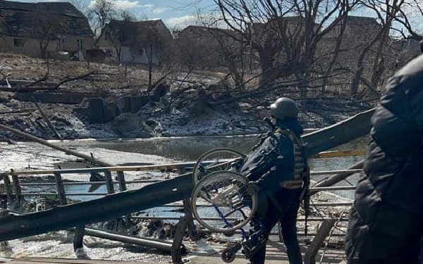 Понад тисячу людей, включно із 100 дітей, врятували з-під Романівського мосту на Київщині (відео)