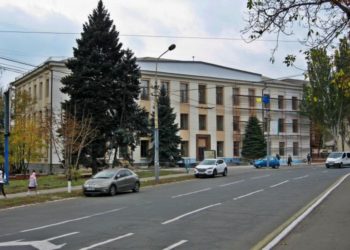 Російські окупанти скинули бомби на школу мистецтв у Маріуполі, там ховалися сотні людей