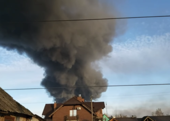 Окупанти скинули 6 ракет біля військового аеродрому у Василькові, горить склад боєприпасів (відео)