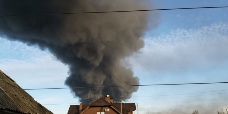 Окупанти скинули 6 ракет біля військового аеродрому у Василькові, горить склад боєприпасів (відео)