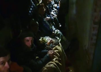 “Діти були поруч з мертвими”, – у селі під Черніговом російські окупанти місяць тримали в підвалі школи понад 300 людей (фото)