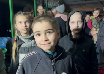 Українські військові показали дітей, які ховаються у підвалах “Азовсталі” і майже два місяці не бачили сонця (відео)