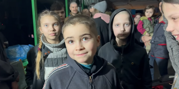Українські військові показали дітей, які ховаються у підвалах “Азовсталі” і майже два місяці не бачили сонця (відео)