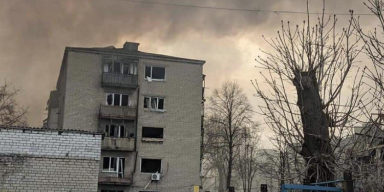 Випари від вибуху цистерни з 4 тоннами азотної кислоти, в яку влучила російська ракета, вітер поніс на позиції окупантів