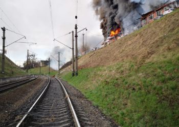 Кілька ракет влучили поруч із залізничним вокзалом у Львові