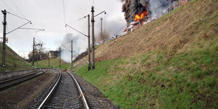 Кілька ракет влучили поруч із залізничним вокзалом у Львові