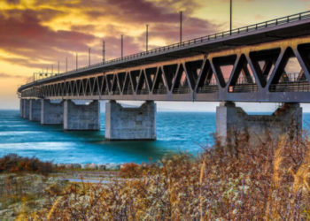 Російські війська вдруге за добу обстріляли міст поблизу Затоки, його зруйновано