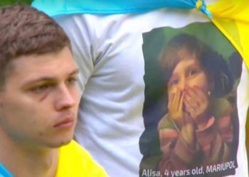 Гравці ФК «Шахтар» вийшли на благодійний матч у футболках із зображенням 4-річної Аліси з Маріуполя (фото)