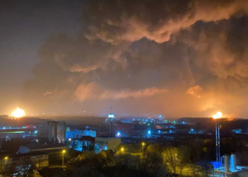 “Страшно горить”: у Брянську за 150 км від кордону з Україною палає 2 нафтобази, вогонь гасять з ночі (фото, відео)