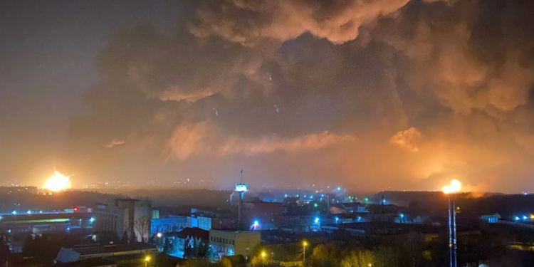 “Страшно горить”: у Брянську за 150 км від кордону з Україною палає 2 нафтобази, вогонь гасять з ночі (фото, відео)