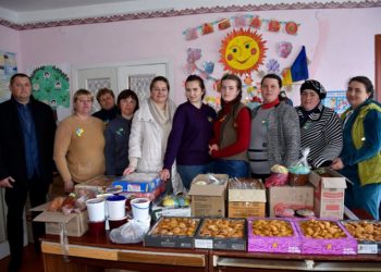 Господині із села на Тернопільщині спекли понад тонну печива для українських захисників