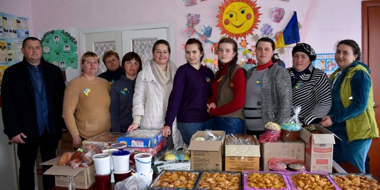 Господині із села на Тернопільщині спекли понад тонну печива для українських захисників