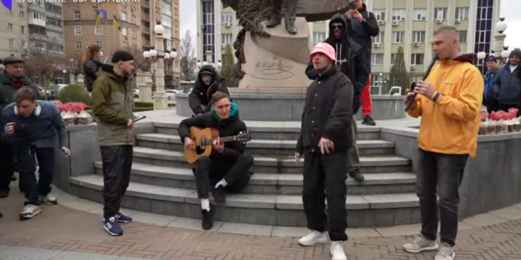 Kalush Orchestra дали концерт просто неба у звільненому Ірпені (відео)