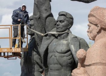 У Києві демонтували радянську скульптуру – символ возз’єднання України та Росії (фото)