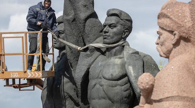 У Києві демонтували радянську скульптуру – символ возз’єднання України та Росії (фото)
