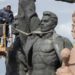 У Києві демонтували радянську скульптуру – символ возз’єднання України та Росії (фото)