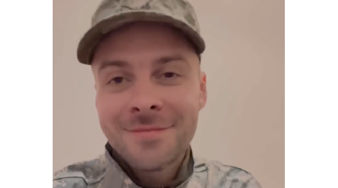 Співак Макс Барських вступив до лав ЗСУ і відбув на навчання