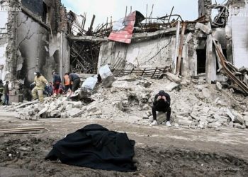 Із руїн театру в Маріуполі окупанти вивозять трупи тракторами (фото, аудіо)