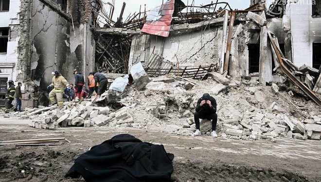 Із руїн театру в Маріуполі окупанти вивозять трупи тракторами (фото, аудіо)