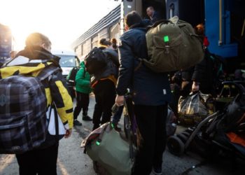 Чи можуть виїжджати за кордон військовозобов’язані жінки? Відповідь юристів