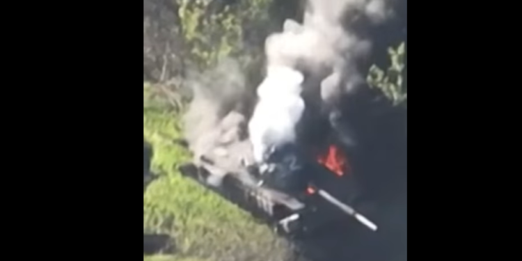 Січеславські бійці показали, як після удару Javelin танк рашистів перетворився на палаючий металобрухт (відео)