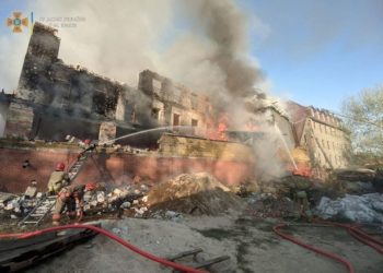 У Києві вночі згорів готель на Бродівській (фото)