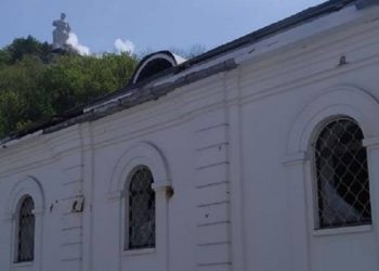 На Донеччині росіяни обстріляли Святогірську лавру, де живуть біженці, поранено сімох людей