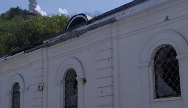 На Донеччині росіяни обстріляли Святогірську лавру, де живуть біженці, поранено сімох людей