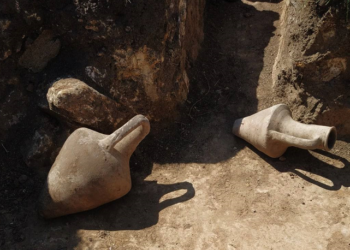 Знайдені під час риття окопів в Одесі старовинні амфори бійці тероборони передали в музей (фото)