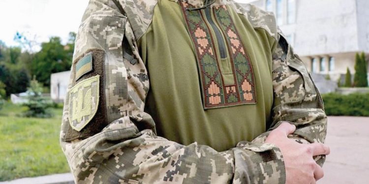 70-річна народна художниця з Черкас створила першу у світі бойову вишиванку