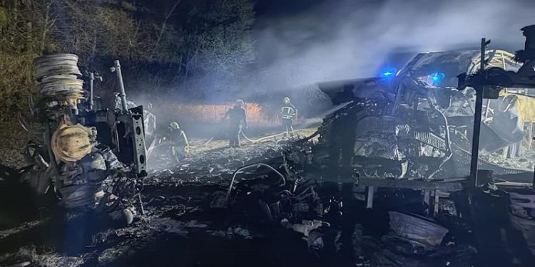 Під Радивиловом автобус, що здійснює міжнародні перевезення, зіткнувся з бензовозом, 16 загиблих (фото, відео)