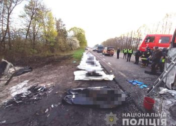 Нацполіція підтвердила загибель 26 людей у ДТП поблизу Радивилова, наймолодшому було 17 років (фото)