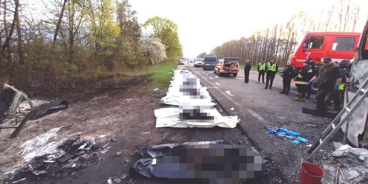 Нацполіція підтвердила загибель 26 людей у ДТП поблизу Радивилова, наймолодшому було 17 років (фото)