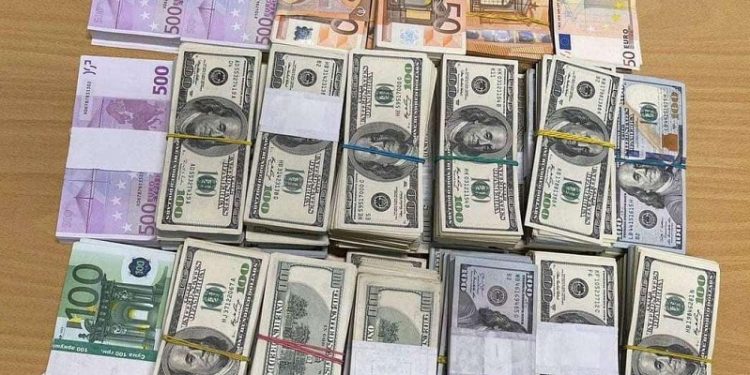 На двох BMW українці везли в Румунію 33 мільйони готівкою (фото)